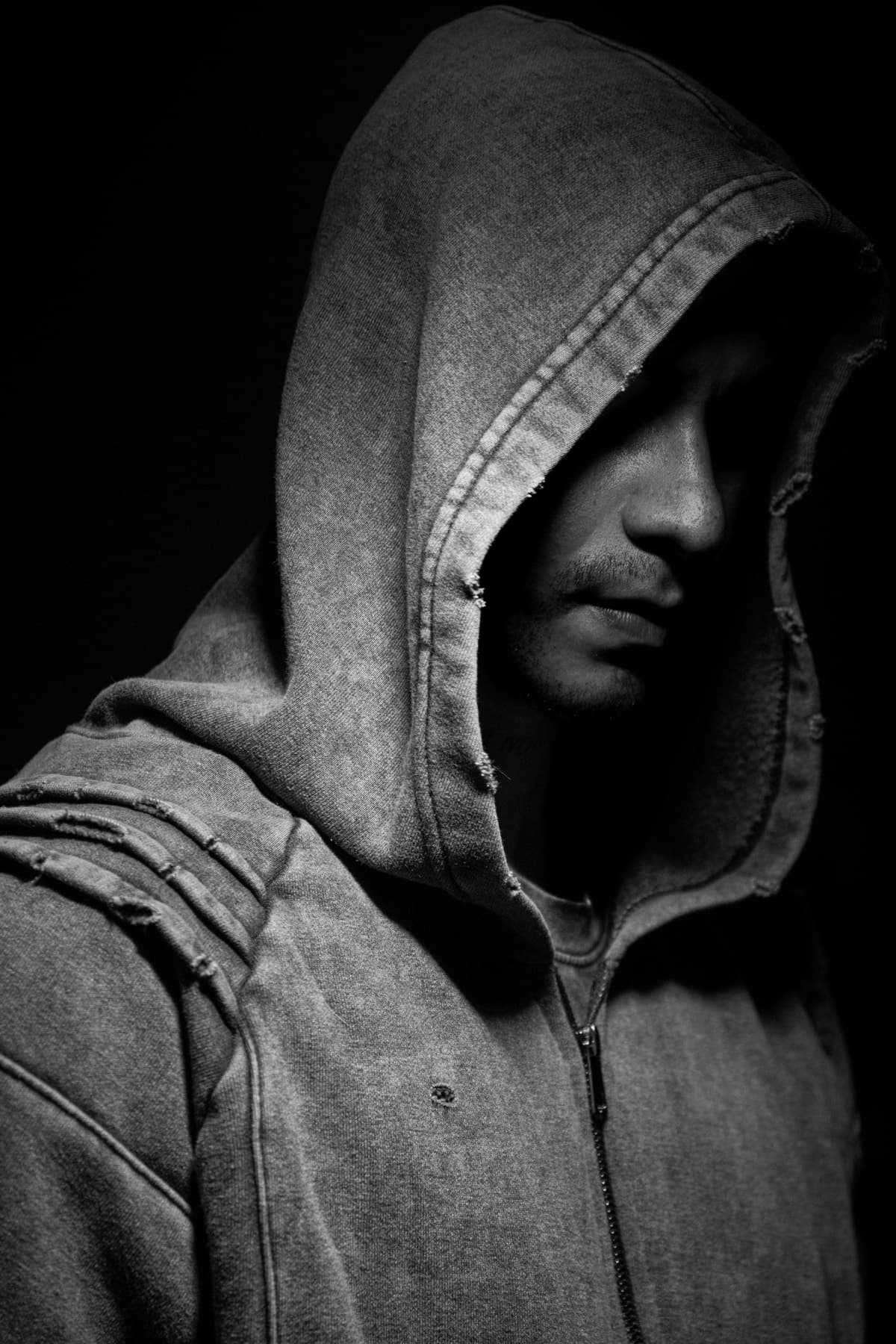 Legionario con la capucha puesta, retrato nocturno en blanco y negro